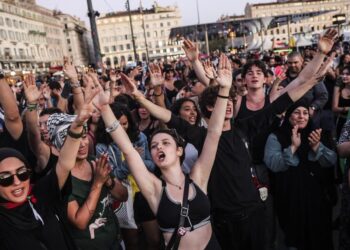 En París, una muchedumbre celebra la victoria de la izquierda o la gauche, como se le conoce en francés. Foto. El Diario.es