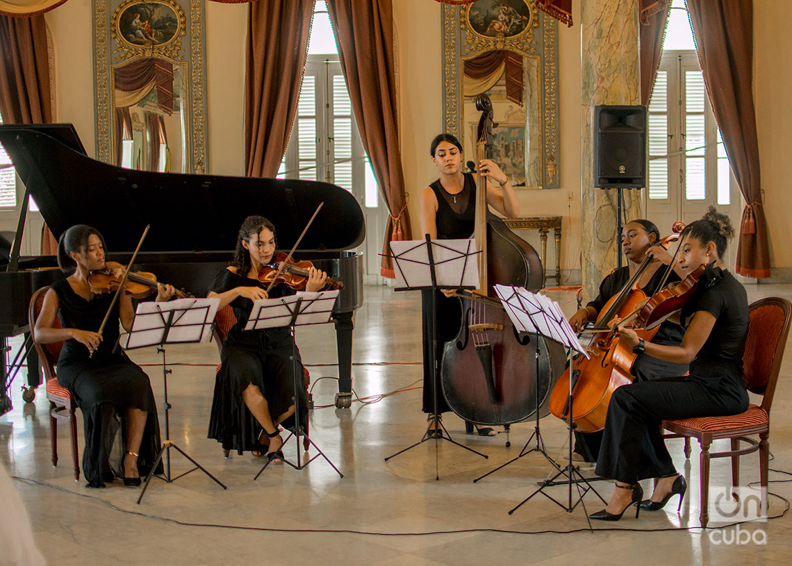 Quinteto de Cuerdas en el concierto "Joyas de Ecuador", en la sala Ignacio Cervantes, en La Habana. Foto: Otmaro Rodríguez.