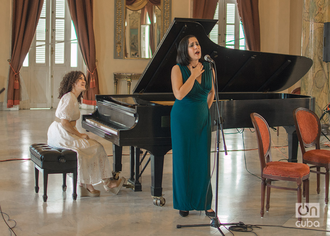 Rosa García (piano) y Giselle Polanco (mezzosoprano) en el concierto "Joyas de Ecuador", en la sala Ignacio Cervantes, en La Habana. Foto: Otmaro Rodríguez.
