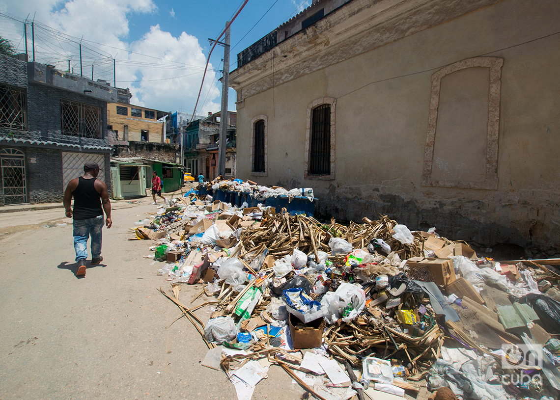 Basurero en la calle San Nicolás, en La Habana. Foto: Otmaro Rodríguez.
