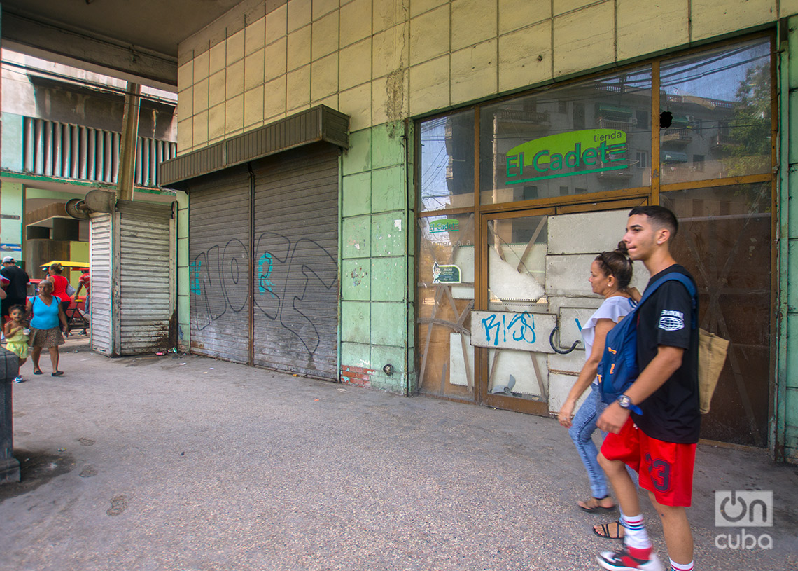 La otrora famosa tienda El Cadete, hoy en mal estado. Foto: Otmaro Rodríguez.