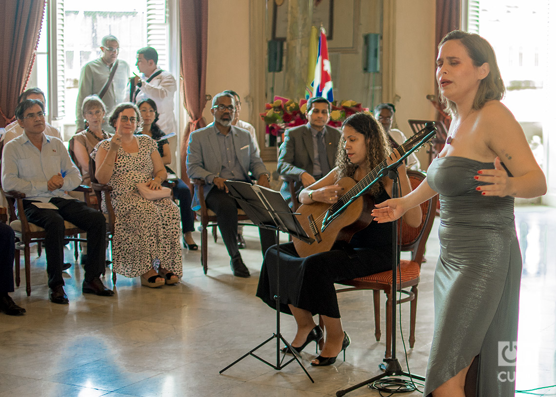 Tiffany Hernández (soprano) y Mabel González (guitarra) en el concierto "Joyas de Ecuador", en la sala Ignacio Cervantes, en La Habana. Foto: Otmaro Rodríguez.