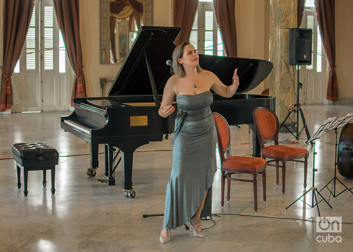 Tiffany Hernández (soprano) en el concierto "Joyas de Ecuador", en la sala Ignacio Cervantes, en La Habana. Foto: Otmaro Rodríguez.