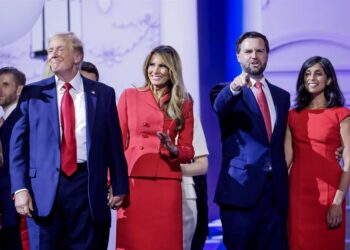 Los candidatos republicanos a presidente y vicepresidente, y sus esposas, durante la Convención Republicana. Foto: EFE.