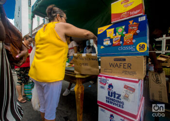 Venta de productos por negocios privados en la feria de la calle Galiano, en La Habana. Foto: Otmaro Rodríguez.