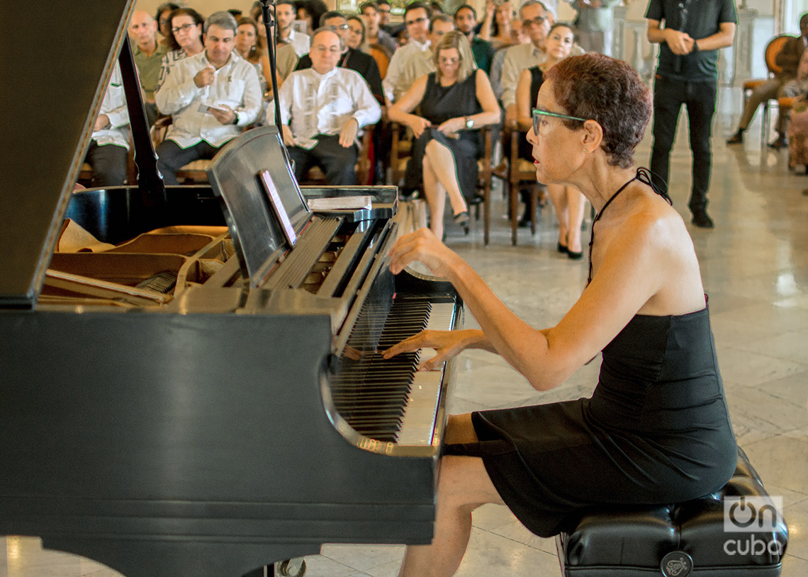 La pianista Vilma Garriga en el concierto "Joyas de Ecuador", en la sala Ignacio Cervantes, en La Habana. Foto: Otmaro Rodríguez.