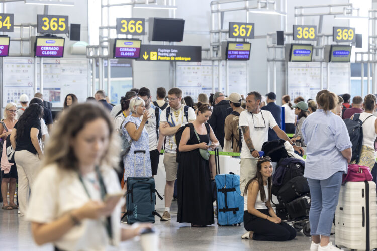 Numerosas personas hacen cola en la zona de facturación de la T-3 del Aeropuerto de Málaga tras la incidencia global de Microsoft que ha afectado a empresas en todo el mundo. Foto: EFE/ Daniel Pérez.
