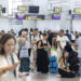 Numerosas personas hacen cola en la zona de facturación de la T-3 del Aeropuerto de Málaga tras la incidencia global de Microsoft que ha afectado a empresas en todo el mundo. Foto: EFE/ Daniel Pérez.