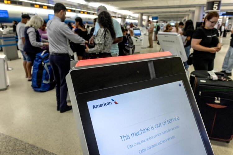 Pasajeros en el Aeropuerto de Miami esperan que restablezcan los servicios. Foto: CRISTOBAL HERRERA-ULASHKEVICH/EFE/EPA.