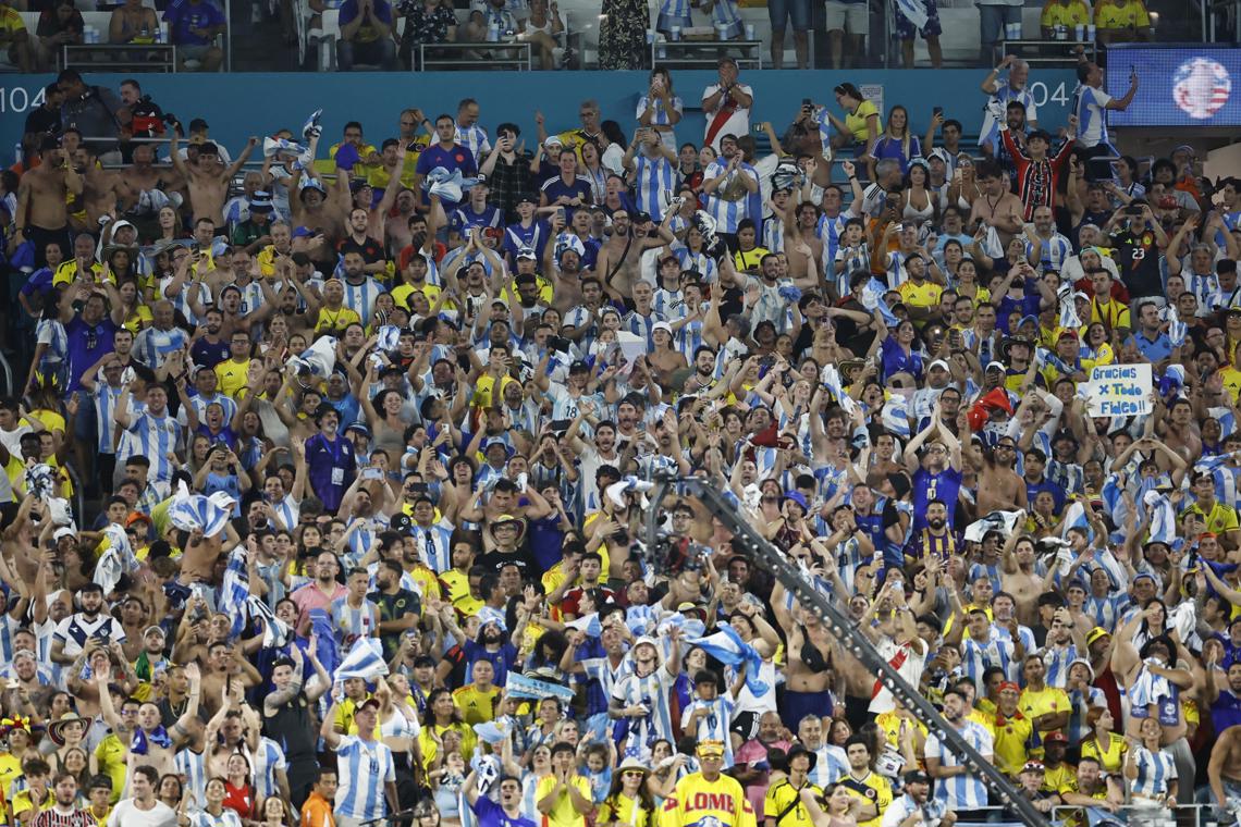 Aficionados argentinos y colombianos durante la final de la Copa América, celebrada en Miami, en la que Argentina derrotó 1x0 a Colombia, el 14 de julio de 2024. Foto: CJ Gunther / EFE. 
