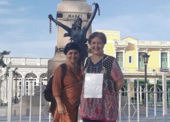 Jenny Pantoja (izq) y Alina Bárbara López (der), en Matanzas, donde se manifiestan pacíficamente los días 18 de cada mes. Foto: Tomada de Facebook.