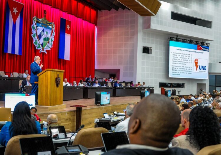 El primer ministro cubano Manuel Marrero habla ante la Asamblea Nacional. Foto: @AsambleaCuba / X.