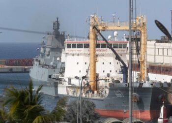 Buque de la Armada de Rusia 'Académico Pashin' (frente) y la fragata 'Almirante Gorshkov', en el puerto de La Guaira. (Venezuela). Foto: Ronald Peña/EFE.