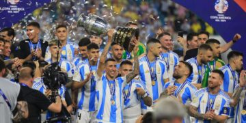 Ángel Di María levanta el trofeo de la Copa América en su despedida de la selección argentina, tras la final celebrada en Miami en el que la Albiceleste derrotó a Colombia 1x0, el 14 de julio de 2024. Foto: Cristóbal Herrera-Ulashkevic / EFE.