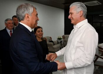 El presidente cubano Miguel Díaz-Canel (d) saluda al titular de la Duma Estatal de la Asamblea Federal de Rusia, Viacheslav Volodin, durante un encuentro en La Habana. Foto: @PresidenciaCuba / X.