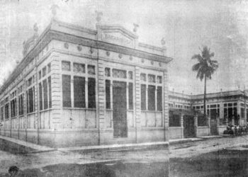 Fábrica de ron Bacardí en 1918, cuando la empresa adquiere nuevas propiedades para impulsar su producción. Foto: Archivo del autor.