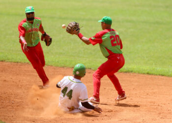Partido de béisbol entre Las Tunas y Pinar del Río, por el título de Cuba. Foto: Calixto N. Llanes / Jit.