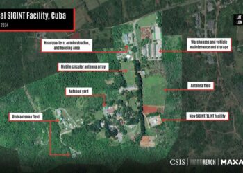 Captura de un documento del Centro de Estudios Estratégicos e Internacionales (CSIS) donde se muestra una imagen satelital de unas instalaciones de "espionaje electrónico" en el pueblo de Bejucal, en Mayabeque. Foto: CSIS/HIDDEN REACH/MAXAR/EFE.