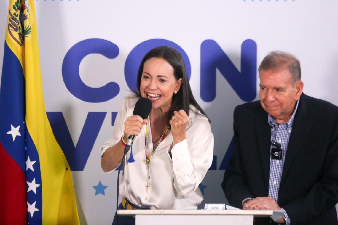 La líder opositora venezolana María Corina Machado (i) habla durante una rueda de prensa en Caracas junto al candidato a la presidencia de Venezuela Edmundo González Urrutia, tras conocerse los resultados de los comicios electorales en Venezuela, el 29 de julio de 2024. Foto: Manuel Díaz / EFE.