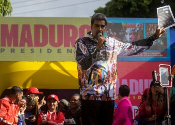 El presidente de Venezuela y candidato a la reelección, Nicolás Maduro, habla en un acto de campaña en Caracas. Foto: Miguel Gutiérrez / EFE.
