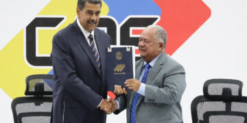 El presidente de Venezuela, Nicolás Maduro (i), y el presidente de Consejo Nacional Electoral (CNE), Elvis Amoroso, sostienen el acta de juramentación del presidente electo, en Caracas, el 29 de julio de 2024. Foto: Ronald Peña R. / EFE.