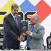 El presidente de Venezuela, Nicolás Maduro (i), y el presidente de Consejo Nacional Electoral (CNE), Elvis Amoroso, sostienen el acta de juramentación del presidente electo, en Caracas, el 29 de julio de 2024. Foto: Ronald Peña R. / EFE.