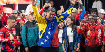 El presidente de Venezuela, Nicolás Maduro (d), celebra con sus seguidores en Caracas tras conocerse los resultados de las elecciones presidenciales, en las que obtuvo la victoria con más del 51 % de los votos, de acuerdo con las autoridades electorales venezolanas. Foto: Ronald Peña R. / EFE.