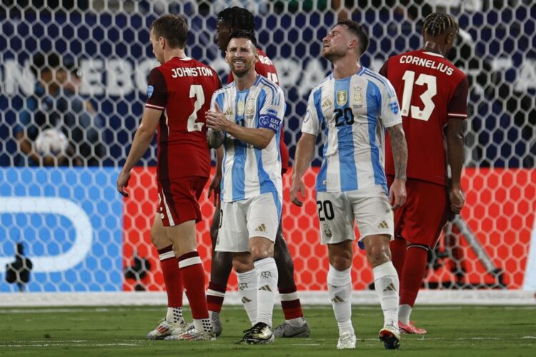 Messi y Mac Allister en el partido contra Canadá, en New Jersey. Foto: CJ GUNTHER/EFE/EPA.