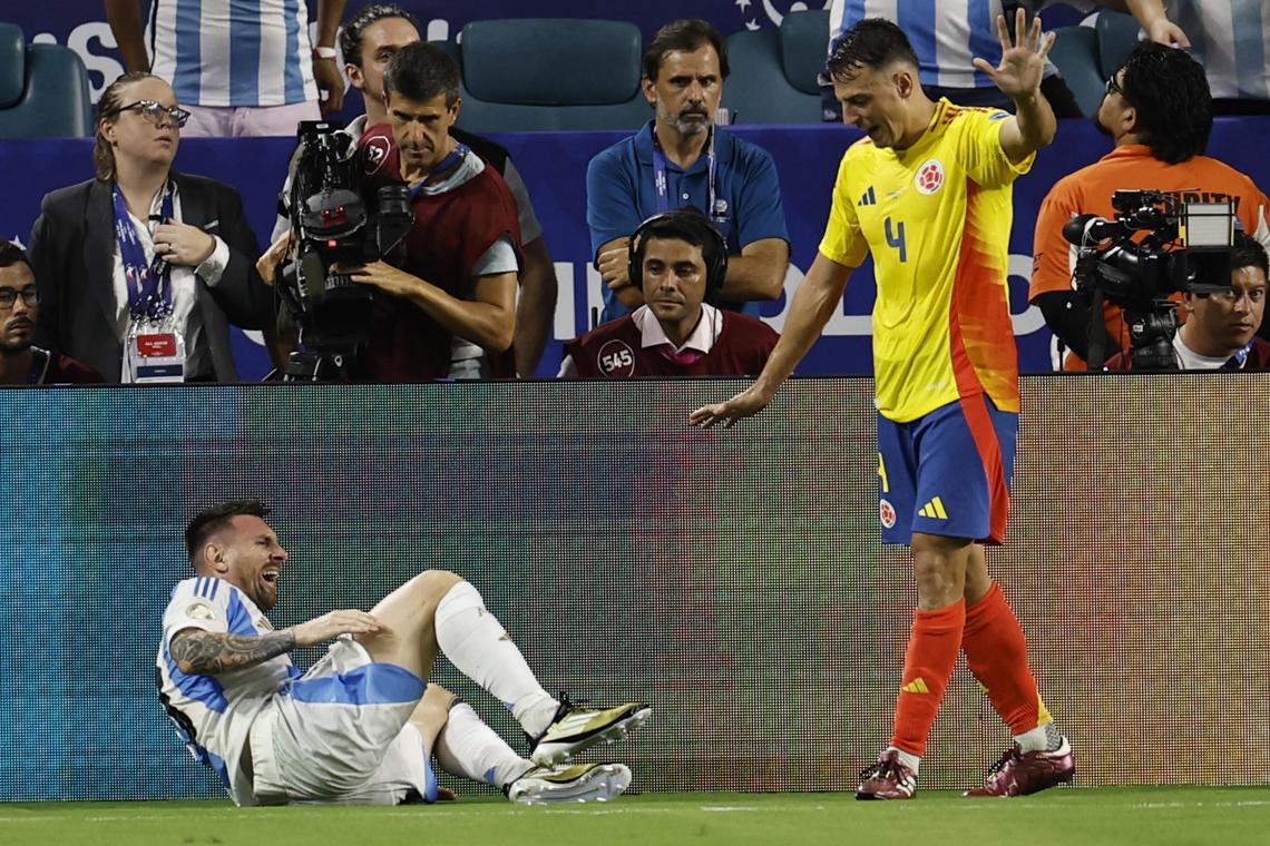Lionel Messi se lesiona durante la final de la Copa América, celebrada en Miami, en la que Argentina derrotó 1x0 a Colombia y obtuvo su título 16 en estos torneos. Foto: CJ Gunther / EFE.