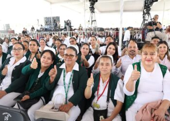 Especialistas del nuevo Hospital General de Zona de Tula, Hidalgo, saludan durante un acto de inauguración. Foto: @zoerobledo