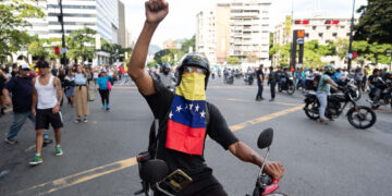 Un hombre en motocicleta participa en una protesta en Caracas por los resultados oficiales de las elecciones presidenciales en Venezuela, el 29 de julio. Foto: Ronald Peña / EFE.