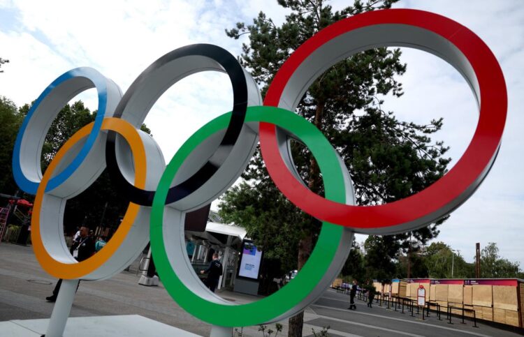 Los aros olímpicos fuera del South Paris Arena, el 25 de julio de 2024. Foto: EFE/EPA/MOHAMMED BADRA.