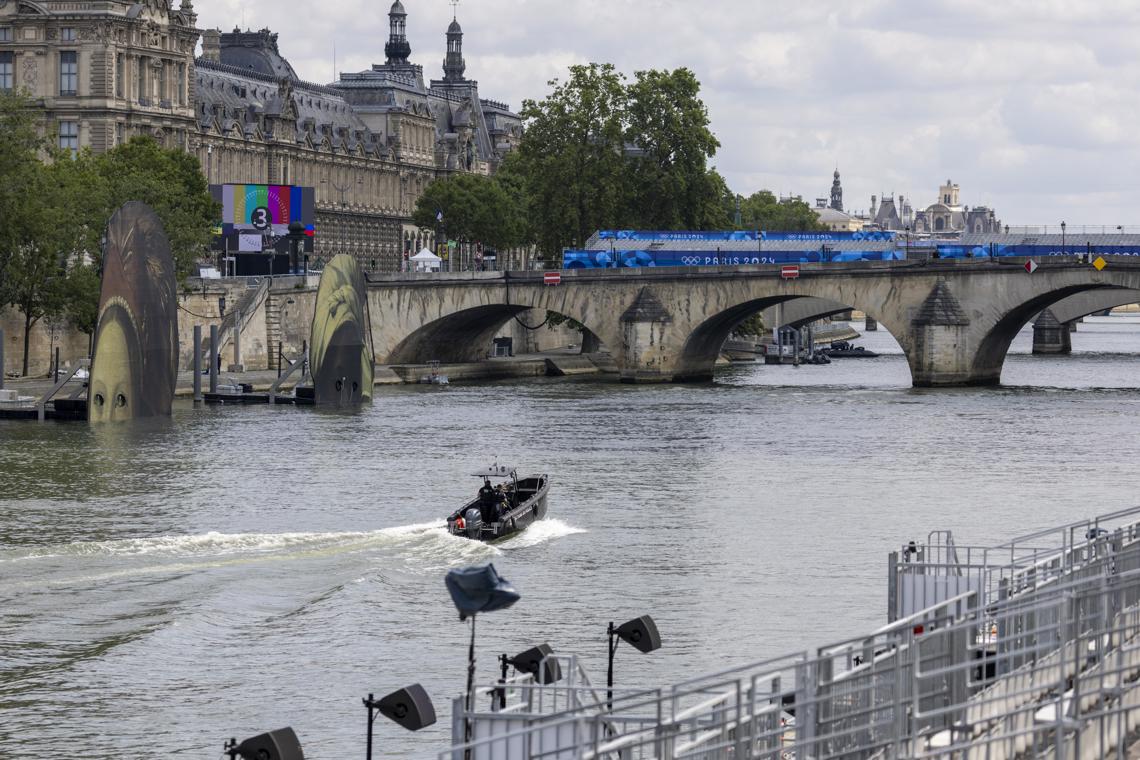 Un barco de la policía patrulla el río Sena en medio de los preparativos para la ceremonia de apertura de los Juegos Olímpicos de París 2024, Francia, el 24 de julio de 2024. Foto: Andre Pain / EFE.