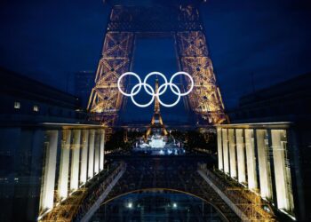 La Torre Eiffel decorada con los anillos olímpicos, 22 de julio de 2024. Foto: EFE/EPA/ALEX PLAVEVSKI.