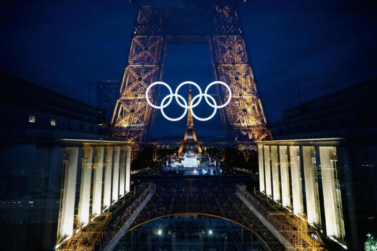 La Torre Eiffel decorada con los anillos olímpicos, 22 de julio de 2024. Foto: EFE/EPA/ALEX PLAVEVSKI.