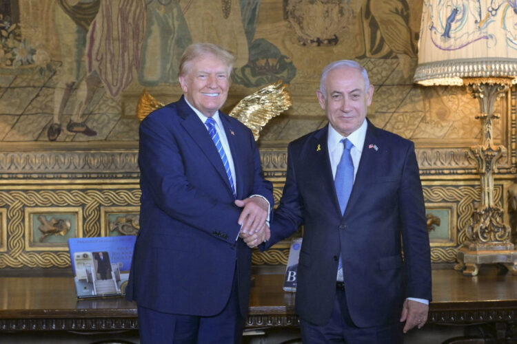 El exmandatario y candidato presidencial republicano Donald Trump recibe en su casa de Mar-a-Lago, Florida, al primer ministro de Israel, Benjamin Netanyahu (d). Foto: Oficina del primer ministro de Israel / EFE.