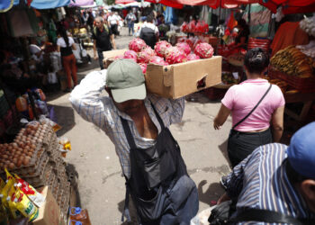 Un vendedor en el mercado central en San Salvador. Foto: Rodrigo Sura/EFE.