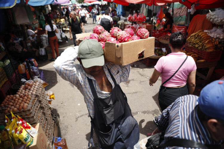 Un vendedor en el mercado central en San Salvador. Foto: Rodrigo Sura/EFE.