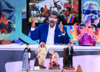 Maduro durante la transmisión de su programa semanal de televisión "Con Maduro +". Foto: PALACIO MIRAFLORES/EFE.