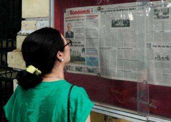 Una mujer lee sobre la muerte de Phu Trong en un periódico, este viernes en Hanói. Foto: LUONG THAI LINH/EFE/EPA.