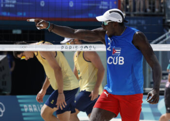 El cubano Jorge Luis Alayo Moliner (d) tras una jugada contra Brasil durante su partido de voley de playa masculino de la fase preliminar de los Juegos Olímpicos de París 2024 disputado este martes en París, y ganado por la dupla de Cuba. Foto: Chema Moya / EFE.