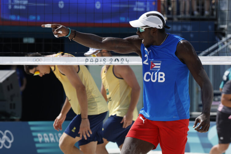 El cubano Jorge Luis Alayo Moliner (d) tras una jugada contra Brasil durante su partido de voley de playa masculino de la fase preliminar de los Juegos Olímpicos de París 2024 disputado este martes en París, y ganado por la dupla de Cuba. Foto: Chema Moya / EFE.