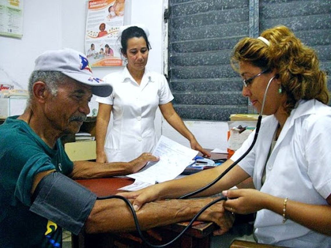 Adultos mayores con padecimientos de hipertensión moderada pueden beneficiarse con las nuevas aplicaciones del PPG. Foto: Cubadebate / Archivo.