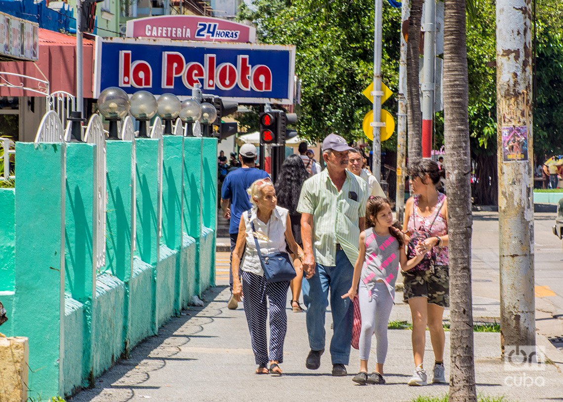 Ancianos con familiares en el Vedado, en el municipio Plaza de la Revolución. Foto: Otmaro Rodríguez.