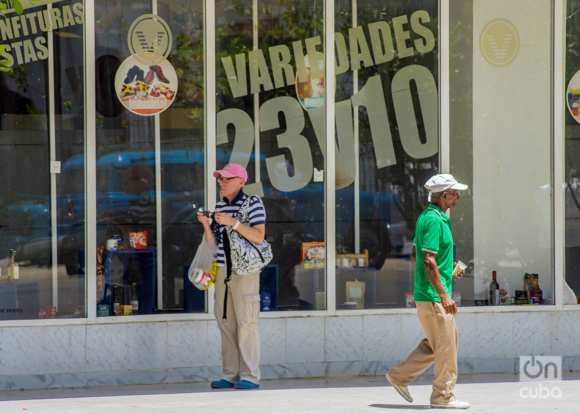 Ancianos en el Vedado, en el municipio Plaza de la Revolución. Foto: Otmaro Rodríguez.