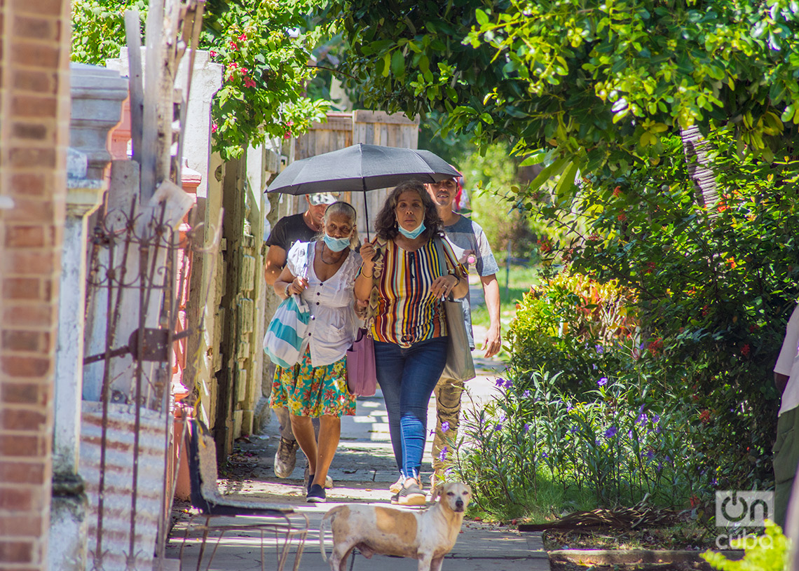 Una anciana con familiares en el Vedado, en el municipio Plaza de la Revolución. Foto: Otmaro Rodríguez.