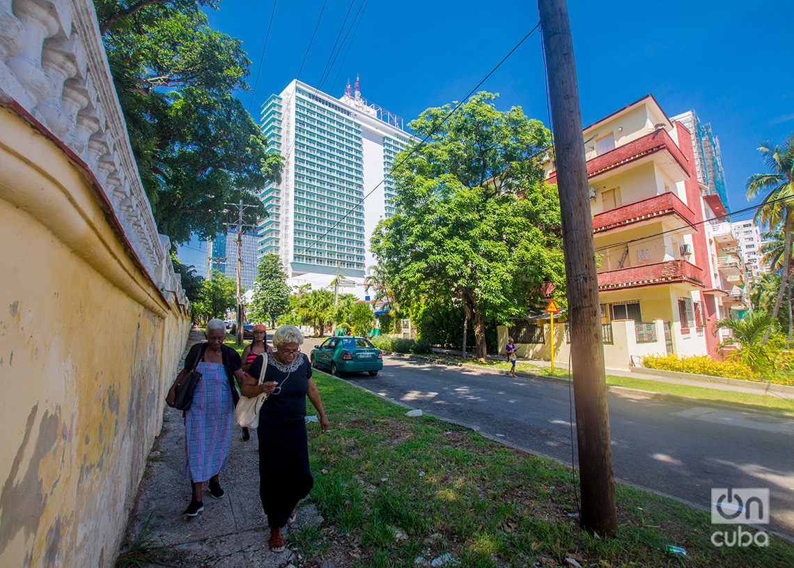 Ancianas en el Vedado, en el municipio Plaza de la Revolución. Foto: Otmaro Rodríguez.