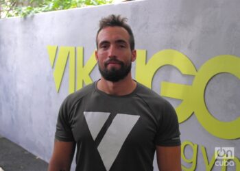 Andro Rodríguez, dueño de Vikingo gym, conversa con OnCuba sobre su negocio. Foto: Osvaldo Pupo.