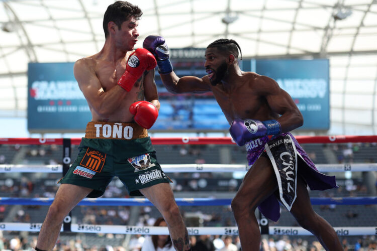 Andy Cruz logró otra victoria contundente en el profesionalismo. Foto: Mark Robinson/Matchroom Boxing.