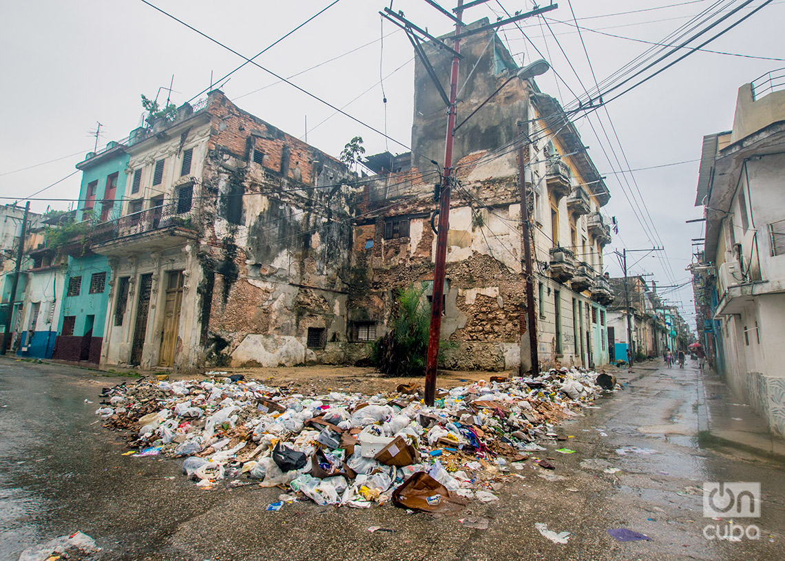 Basura acumulada en el barrio habanero de Los Sitios, durante las lluvias de la tormenta Debby. Foto: Otmaro Rodríguez.